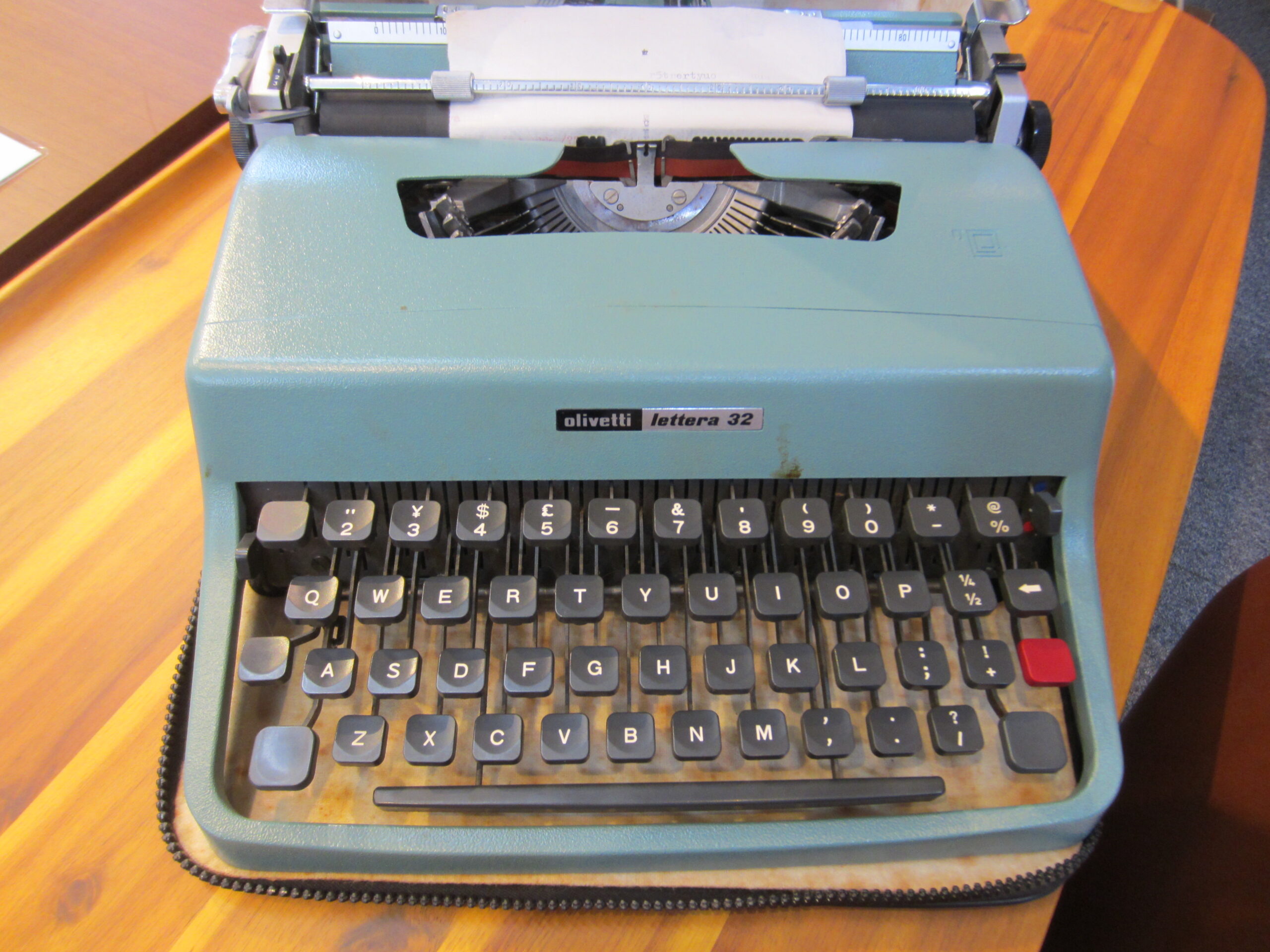 タイプライターolivetti lettera32 ポータブルタイプライター 