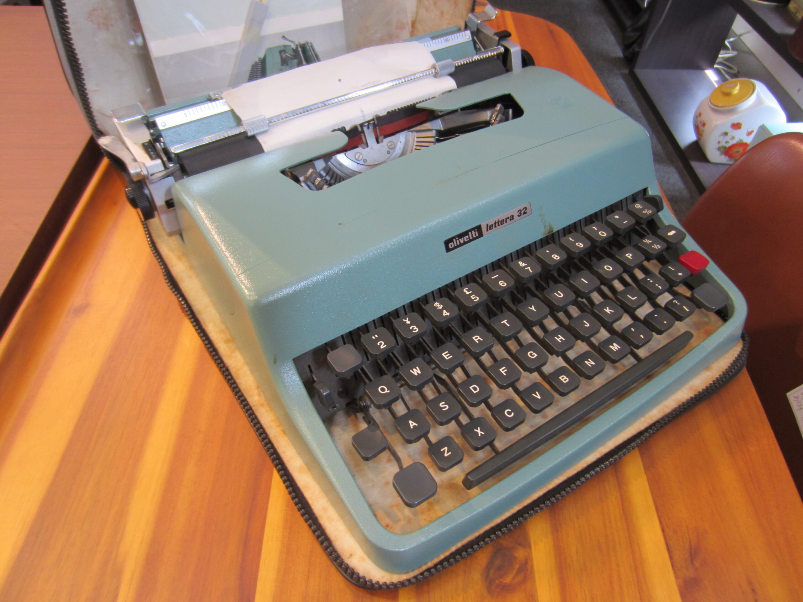 タイプライターolivetti lettera32 ポータブルタイプライター 