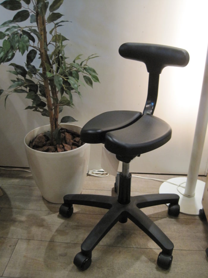 ayur-chair(アーユルチェアー) 姿勢矯正チェア“オクトパス” 腰痛改善 座骨椅子 キャスター付 買取しました。 |  愛知と岐阜のリサイクルショップ 再良市場