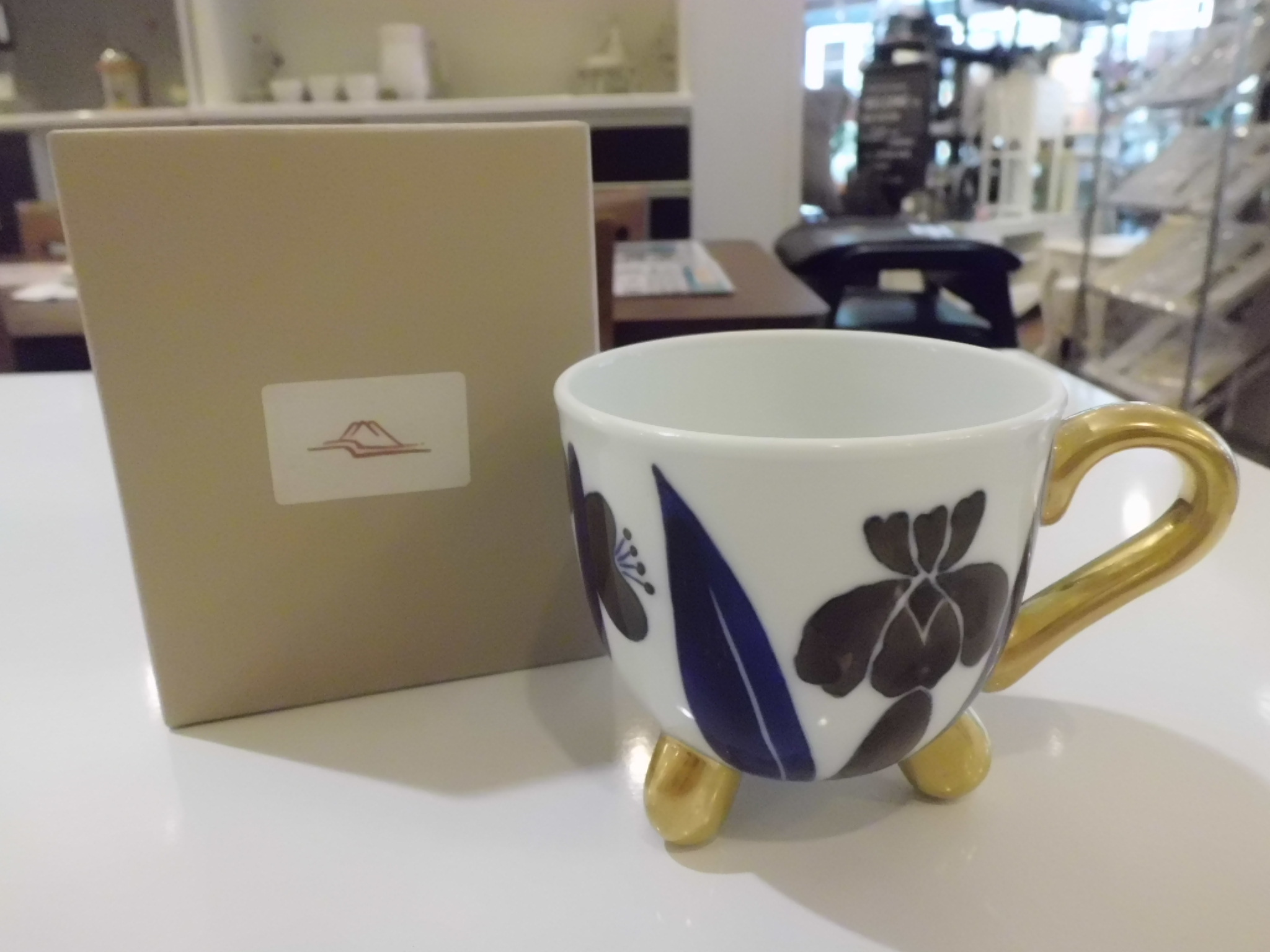 宮内庁御用達!!有田焼 深川製磁 光琳風染付 三ツ足マグカップ 買取しま 