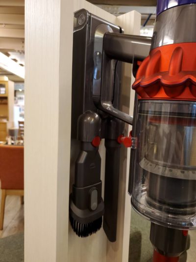 DYSON　ダイソン　スティッククリーナー　cyclone　V10　fluffy+　美品　スタンド付き