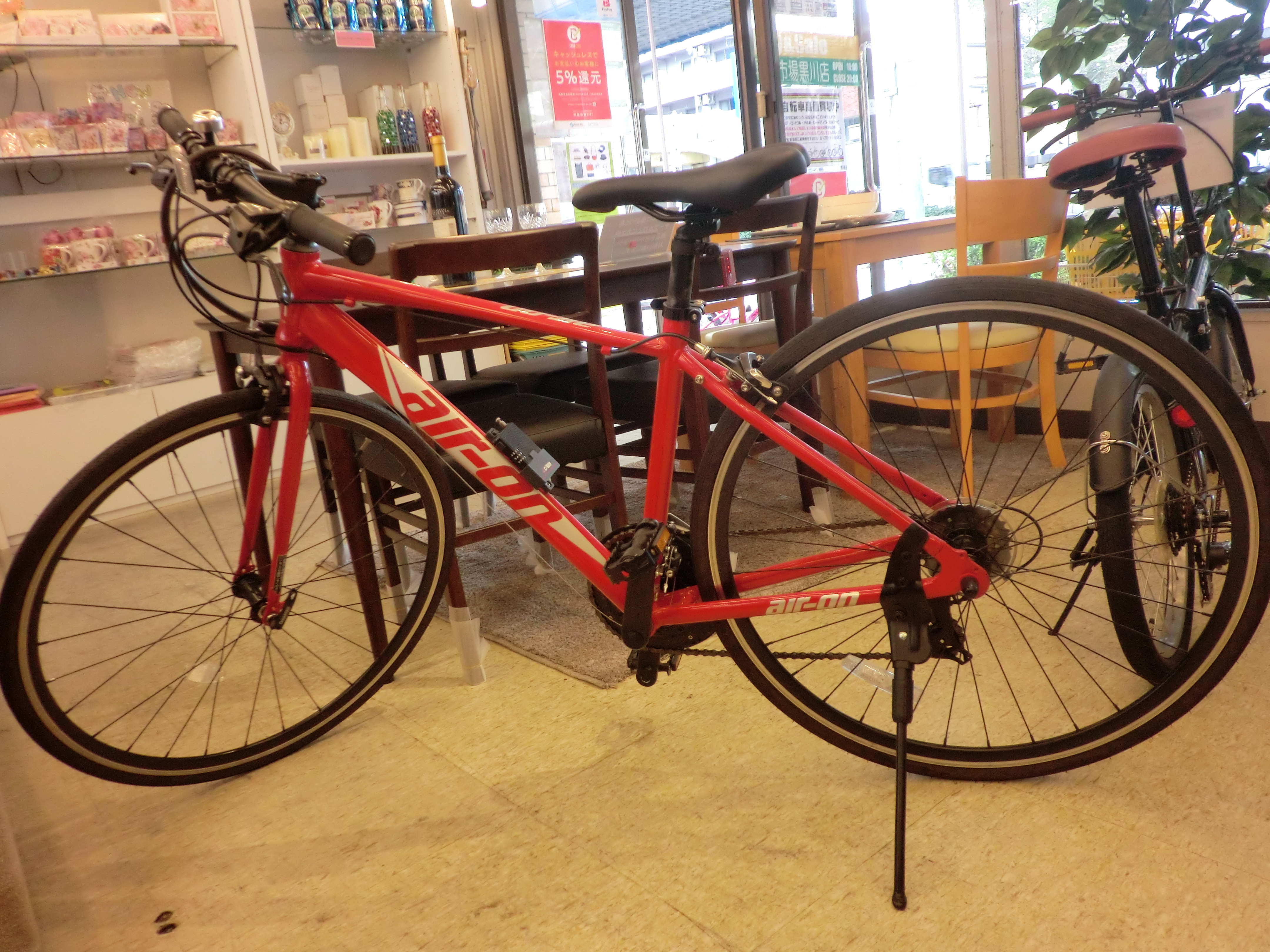 リサイクルショップどりーむ鹿大前店　No４７７　エコNo１４９２４X　自転車　クロスバイク　赤　28インチ　シフトワイヤー固着　交換必須　 NEXTYLE クロスバイク OGK前カゴ付き 泥除け フェンダー 自転車 700