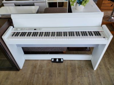 KORG　コルグ　電子ピアノ　デジタルピアノ　2014年製　ホワイトカラー　88鍵　RH3鍵盤　3本ペダル　ヘッドホン　日本製　スリムタイプ