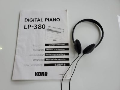 KORG　コルグ　電子ピアノ　デジタルピアノ　キーボード　お子さま　ヘッドホン付　ペダル付　オシャレ　スリムデザイン　ホワイト　クラシック　ジャズ　ポップス