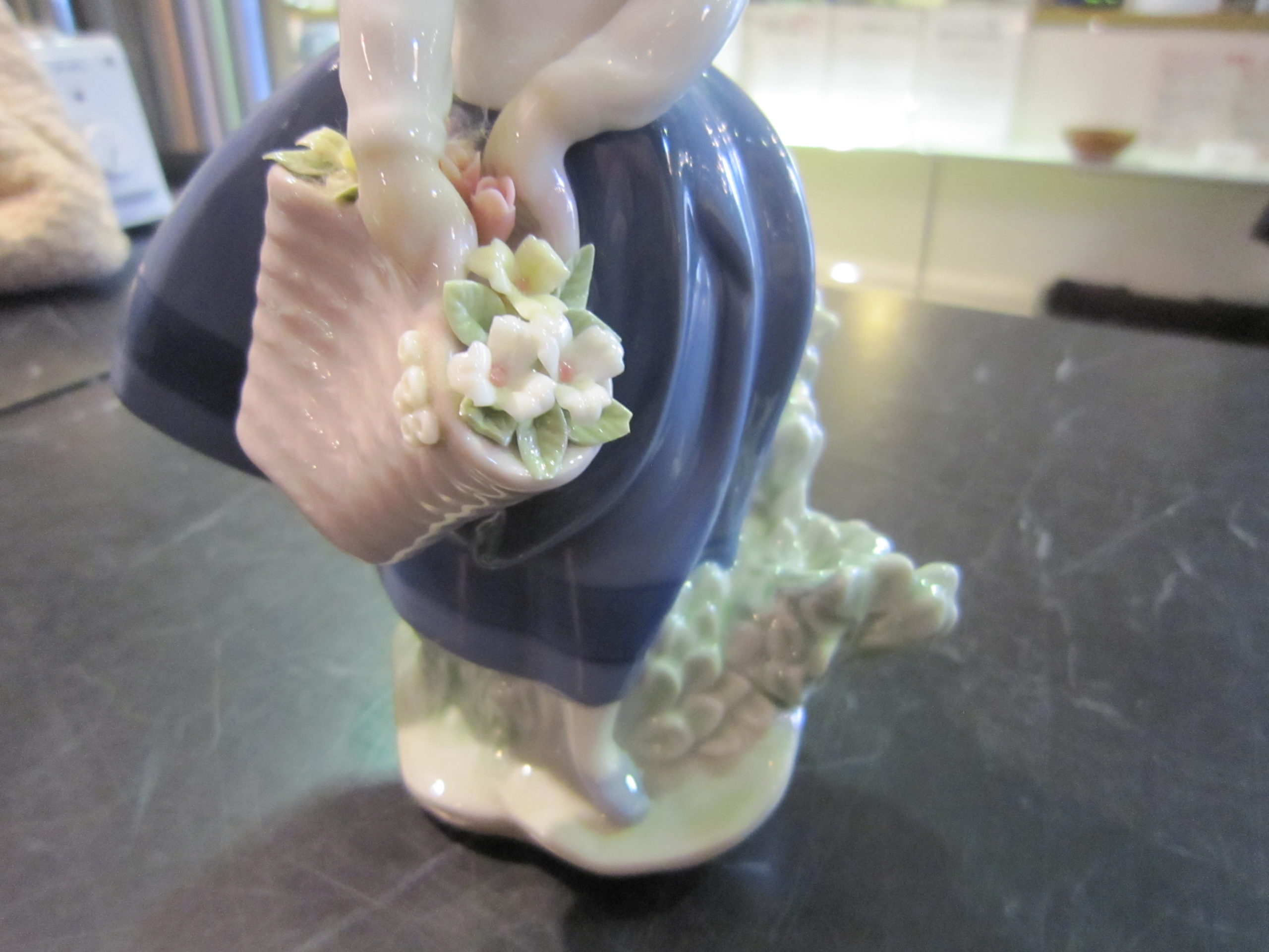 Lladro リヤドロ きれいな花ばかり 5222 少女 お花 hand made inスペイン 買取しました。 | 愛知と岐阜のリサイクル