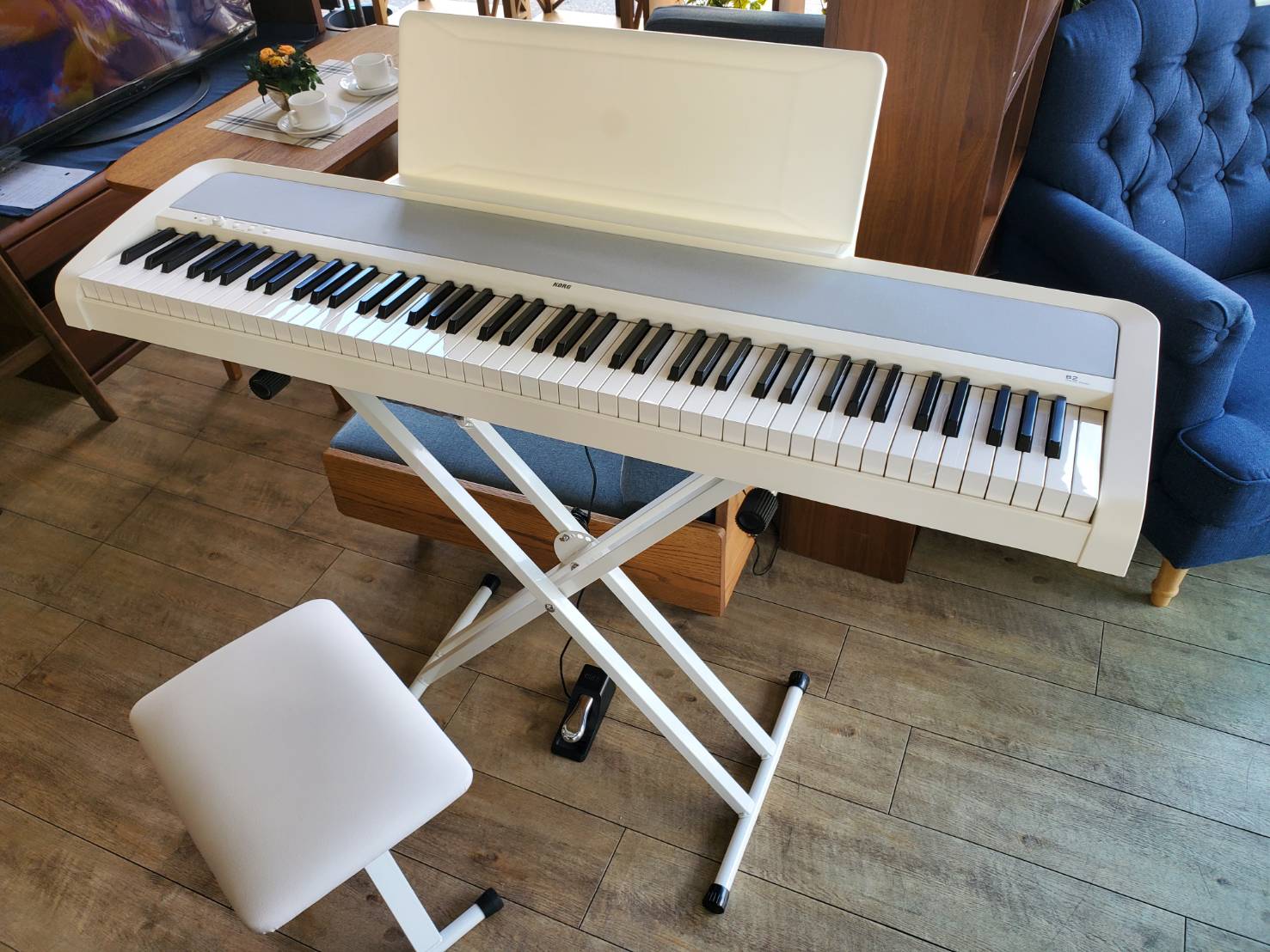 ☆KORG コルグ 電子ピアノ 2019年製 ペダル付 椅子付 ホワイト 