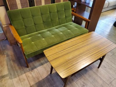 karimoku　カリモク60　Kチェア　リビングテーブル　2シーターソファ　モケットグリーン　シンプル　コンパクト　高めのテーブル　オシャレ　レトロ　木製　オススメ