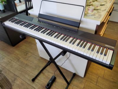 ALESIS　アレシス　RECITAL　電子ピアノ　デジタルピアノ　88鍵　初心者向け　ビギナー　フルサイズ　セミウェイト鍵盤　スタンド付　ペダル付　電池でも　譜面台付