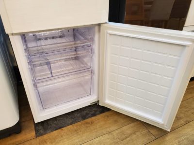 sharp　シャープ　冷蔵庫　2018年　高年式　新しい　美品　270L　ちょうどいいサイズ　1人用　2人用　2～3人用　スタイリッシュ　ホワイト　オシャレカラー　おすすめ　冷凍保存　大容量フリーザー　冷凍室　引き出しケース　収納しやすい　引き出すタイプ　冷凍