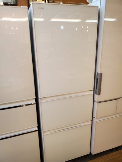 TOSHIBA　東芝　363L　3ドア　冷蔵庫　2019年製　高年式　新しい　VEGETA　ベジータ　真ん中野菜室　うるおいラップ野菜室　ecoモード　省エネ　グランホワイト　右開き　ホワイトカラー　ガラストップ　ガラスドア