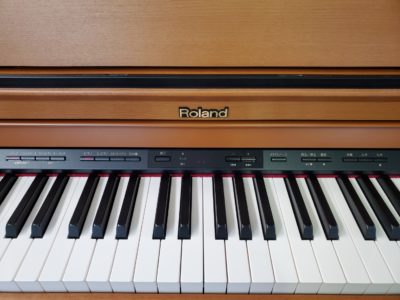 roland piano digital　ローランドデジタルピアノ　ローランド　ピアノ　電子ピアノ　多機能　ビブラフォン　デュアル機能　レイヤー機能　ツイン・ピアノ　バイオリン　コンパクト　高級　明るいブラウン　ライトブラウン　おススメ