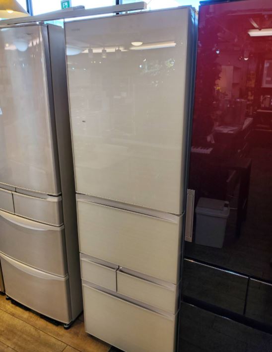 TOSHIBA 東芝 ベジータ真ん中野菜室‼️ガラストップ 556リットル美品  