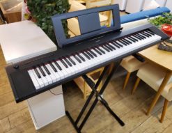 YAMAHA　ヤマハ　piaggero　ピアジェーロ　電子キーボード　2017年製　電子ピアノ　76鍵　シンプル　スタイリッシュ　軽いタッチ　デジタルピアノ　スタンド付き　