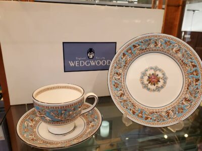 WEDGWOOD　ウェッジウッド　FLORENTINE　フロレンティーン　TURQUOISE　ターコイズ　ティーカップ＆ソーサー　カップ＆ソーサー　リー　プレート　ペアセット　ペアカップ＆ソーサー　ペアプレート　グロテスク文様　グリフィン　グリフォン　王家の象徴　インテリア　コレクション　普段使い　特別な日の食器