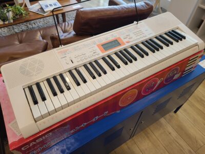 CASIO / カシオ　光ナビゲーション 電子キーボード　マイク付き　LK-123