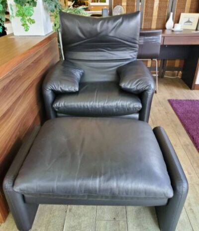 cassina　カッシーナ　maralunga　マラルンガソファ　1シーターソファ　1人掛けソファ　パーソナルチェア　オットマン　足置き　vico magistretti　ヴィコ・マジストレッティ　デザイナー　デザイナーズ　高級ソファ　革製　ブラックカラー　モールドウレタンフォーム　ハイバック　ローバック　快適　おうち時間　ステイホーム　おすすめ　おしゃれ　かっこいい　最高級　イタリア　モダン　レトロ　インダストリアル　西海岸　ブルックリン　ミッドセンチュリー　メンズライク　1人用ソファ　ソファ　　