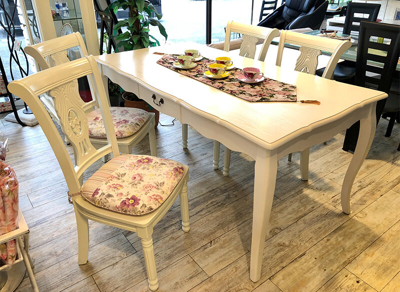 LAURA ASHLEY テーブル 売場展開中！！！