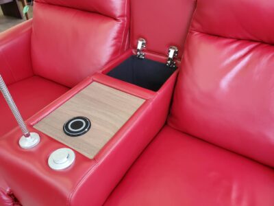 電動リクライニング　ソファ　赤色　本革使用　USBポート　ワイヤレス充電器　多機能　世界標準基準QI対応　チー対応　リクライニング　ハイバックソファ　美品　オススメ　オシャレ　カッコイイ　インテリア