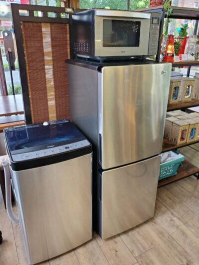 Haier　ハイアール　2020年製　家電セット　冷蔵庫　洗濯機　電子レンジ　2ドア　148L　5.5㎏　フラットタイプ　ヘルツフリー　大容量フリーザー　自動霜取り機能　ステンレス槽　タテ開き　URBAN CAFE SERIES　アーバンカフェシリーズ　レトロ　男前　インダストリアル　メンズライク　カフェ風　単身用　1人暮らし　こだわる　リサイクルショップ　リサイクル　再良市場　天白区　名東区　買取　出張買取　高価買取　販売　お値打ち　特価　1点物　1点モノ　早い者勝ち　セール　サマーセール　セール中　おススメ　おすすめ　オススメ　狙い時　買い時　ガンメタ　ステンレスブラック　お洒落　オシャレ　おしゃれ　かっこいい　カッコいい　カッコイイ
