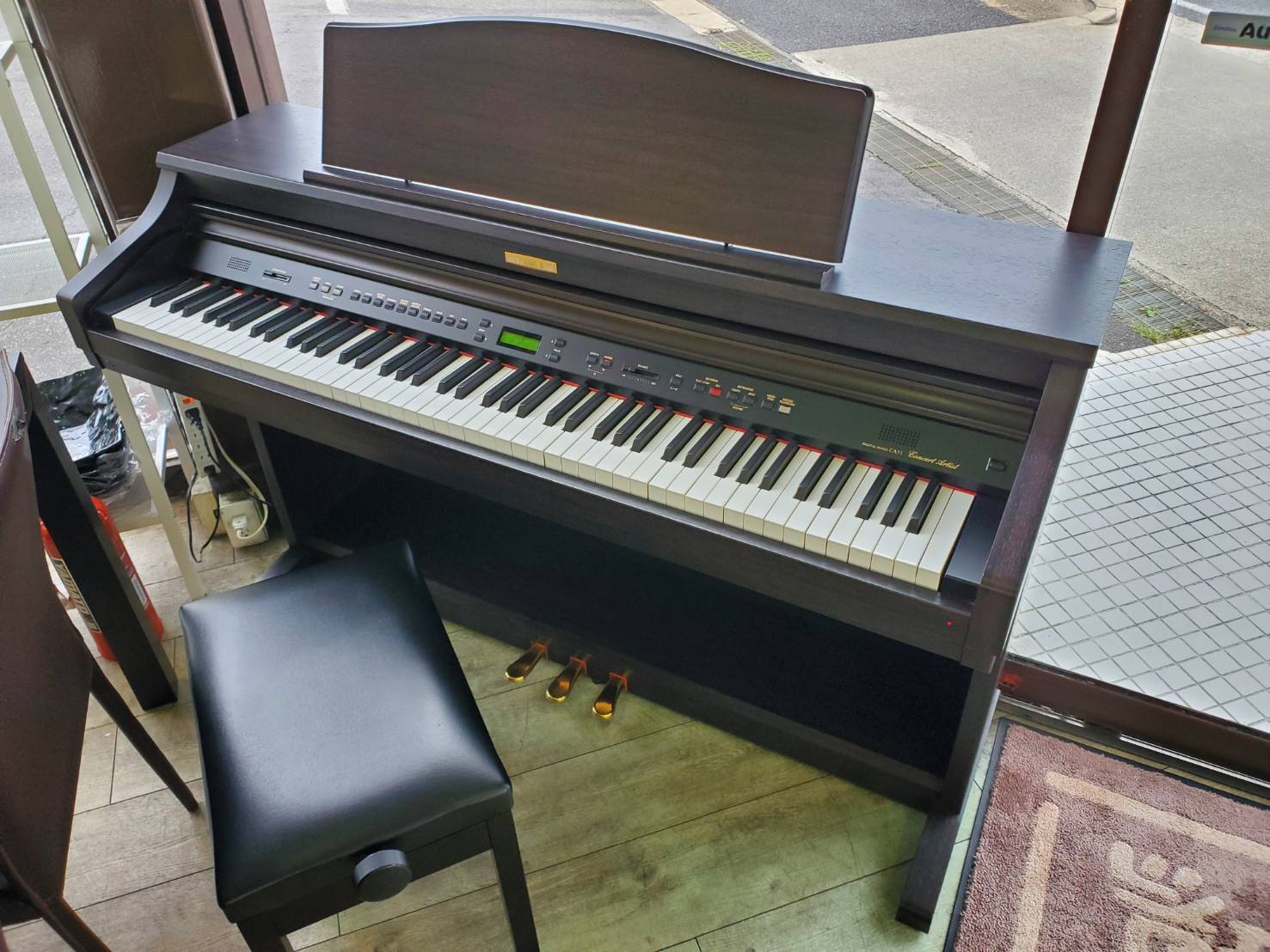 激安価格セール KAWAIの木製鍵盤 グランドピアノタッチ デジタルピアノ 棚/ラック