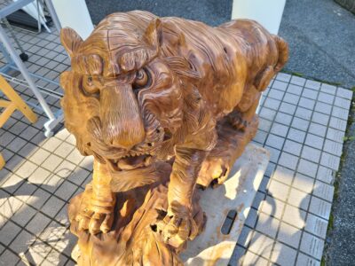 木彫り虎　トラ　置物　彫刻オブジェ　一刀彫　干支