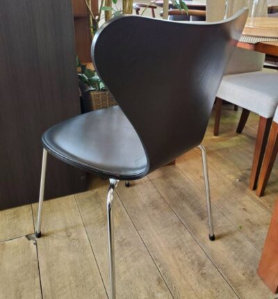 FritzHansen　フリッツ・ハンセン　アルネヤコブセン　デザイナー　セブンチェア　チェア　椅子　フロントレザーパディング　レザー　ブラックカラー　シャープ　スタイリッシュ　オススメ　オシャレ　デザイナー家具　デザイン家具　デザイナーズ家具　中古美品　リユース　ユーズド　再良市場　天白区　名東区　買取　出張買取　高価買取　販売　お値打ち　特価　1点物　1点モノ　早い者勝ち　ダイニングチェア