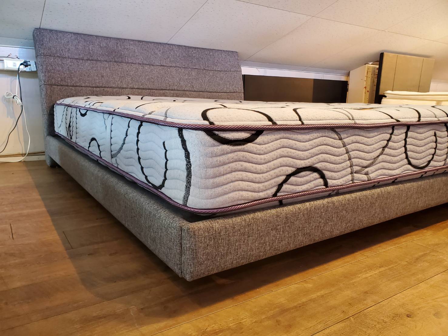 ☆dream bed ドリームベッド SIMMONS シモンズ Beautyrest ビューティレスト クイーンベッド 布張り クイーンサイズ ベッド  買取しました☆ 愛知と岐阜のリサイクルショップ 再良市場