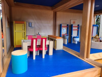 PLANTOYS / プラントイ 赤い屋根のドールハウス 人形 家具付き