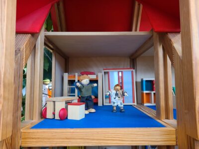 PLANTOYS / プラントイ　赤い屋根のドールハウス　人形 家具付き　木製　木の子供おもちゃ　おままごと