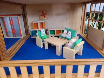 PLANTOYS / プラントイ　赤い屋根のドールハウス　人形 家具付き　木製　木の子供おもちゃ　おままごと