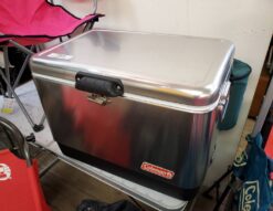 Coleman　コールマン　スチールベルトクーラー　クーラーボックス　キャンプクーラー　ハードクーラー　カバー付き　シルバー　51L　50L　大型　デイキャンプ　BBQ　レトロ　アウトドア　キャンプ　ラッチロック　お洒落　カッコイイ　スチール　リサイクルショップ　再良市場　天白　名東　おススメ　中古品　中古