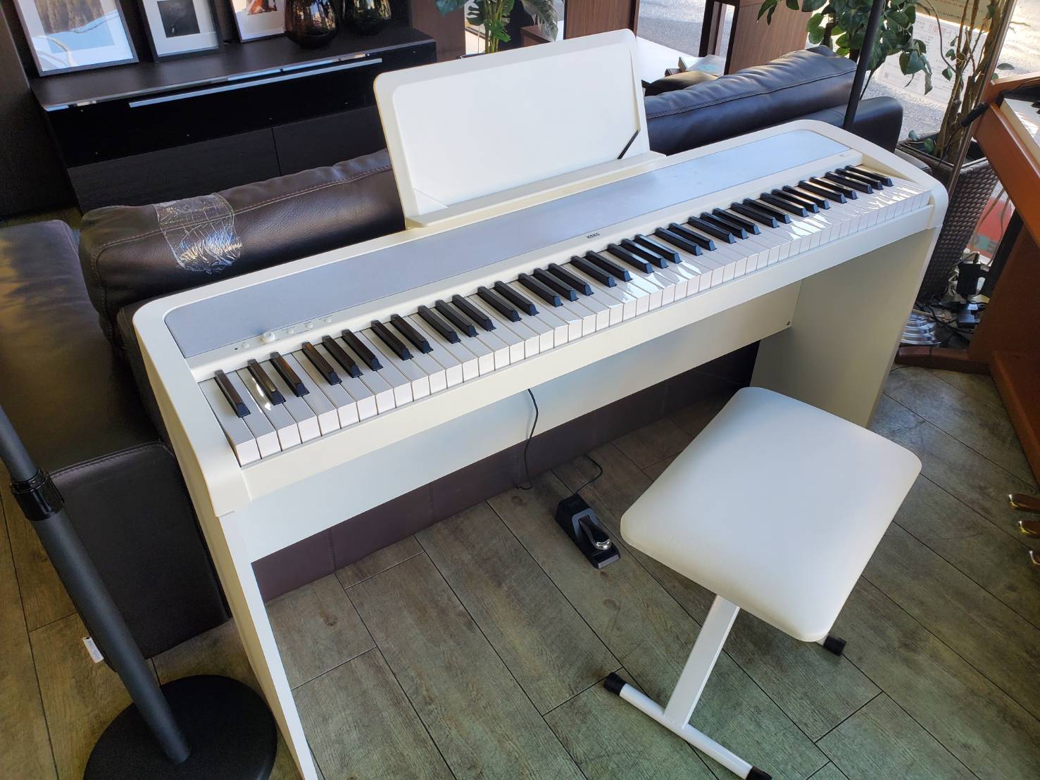 ☆ KORG コルグ B1 電子ピアノ 2019年製 ☆中古☆ 2019年製 KORG B1 デジタルピアノ 88鍵盤-専用スタンド・ペダルL仮面
