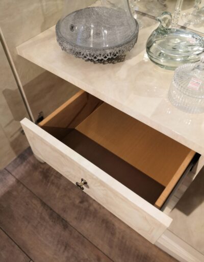 Saltarelli Display shelf 3