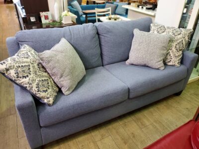 ASHLEY FURNITURE HOMESTORE　アシュレイ　ファニチャー　ホームストア　3シーターソファ　大型　3人掛け　3人用　2.5シーター　2.5人掛け　ワイド2シーター　ソファ　輸入家具　アメリカ規格　アメリカンサイズ　ソファ　ブルー系　グレー系　クッション付き　レトロ　カワイイ　リサイクルショップ　再良市場　天白　名東　おススメ