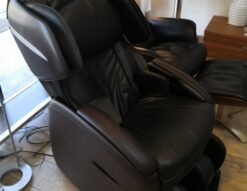 FUJIIRYOKI massage chair