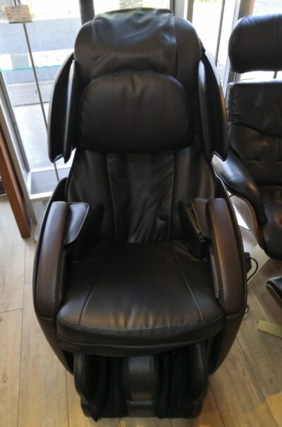 FUJIIRYOKI massage chair 1