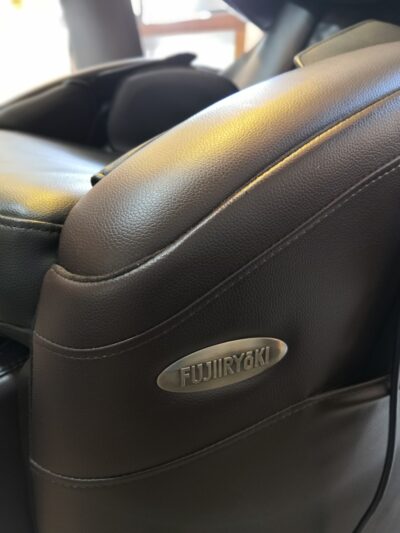 FUJIIRYOKI massage chair 3