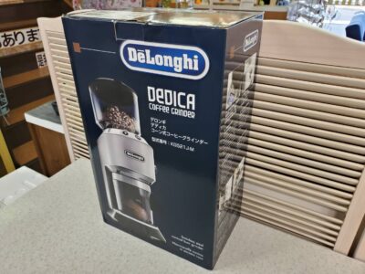新品　未使用　未使用品　De'Longhi　デロンギ　DEDICA　デディカ　コーヒーグラインダー　コーン式　2018年頃　コーヒーミル　メタルシルバー　低速回転　18段階　粒度調節　リサイクルショップ　再良市場　天白　名東　オススメ　新古品