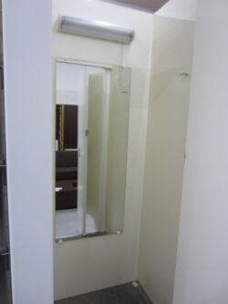 fitting room-w87-2