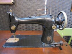 singer-sewing machine-2