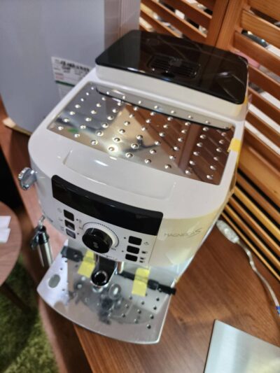 デロンギ　マグニフィカS　コンパクト全自動コーヒーマシーン　ECAM22112W　2022年製