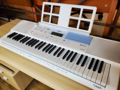 CASIO　カシオ　光ナビゲーション　キーボード　電子キーボード　電子ピアノ　61鍵　2020年製　内蔵曲200曲　自動演奏　レッスン機能　譜面台付　光ナビ　リサイクルショップ　再良市場　天白　名東　昭和　千種　瑞穂　緑　日進　豊明　オススメ　おススメ　中古　美品