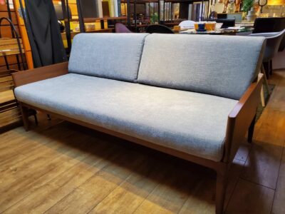 IKASAS　イカサ　APARTMENT DAYBED2.5　アパートメント　デイベッド　2.5シーター　3シーター　ソファ　2シーター　ウォールナット　突板　格子　グレー　ファブリック　リサイクルショップ　再良市場　天白　名東　昭和　千種　瑞穂　緑　日進　オシャレ　お洒落　オススメ　おススメ　中古