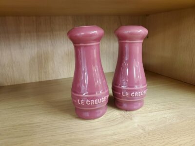 LE CREUSET　ルクルーゼ　ソルト＆ペッパー　シェイカーセット　塩コショウ入れ　調味料ボトル　ストーンウェア　陶製　インテリア　キッチン雑貨　キッチンアイテム　調理器具　ピンク　パープル　くすみカラー　リサイクルショップ　再良市場　天白　名東　昭和　千種　瑞穂　緑　日進　豊明　東郷　オススメ　おススメ　お洒落　オシャレ　中古品　美品
