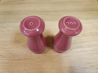 LeCreuset　ル・クルーゼ　ソルト＆ペッパーシェイカーセット　ラージソルト　ペッパーシェイカー　2点セット　調味料入れ　塩胡椒入れ　ピンク　紫　グラデーション　ロゴ入り　リサイクル　最良市場　天白区　名東区　昭和区　千種区　瑞穂区　緑区　日進市　豊明市　東郷町　買取　出張買取　高価買取　販売　お値打ち　特価　1点モノ　1点物　早い者勝ち　おすすめ　おしゃれ　かわいい　中古美品　キレイ