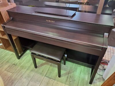 yamaha　ヤマハ　電子ピアノ　clavinova　クラビノーバ電子ピアノ　デジタルピアノ　88鍵盤　赤茶色　スタンド一体型　高低自在椅子　譜面台　リサイクル　最良市場　天白区　名東区　昭和区　千種区　瑞穂区　緑区　日進市　豊明市　東郷町　買取　出張買取　高価買取　販売　お値打ち　特価　1点物　1点モノ　早い者勝ち　おすすめ　おしゃれ　中古品