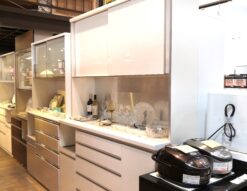 Pamouna パモウナ 鏡面仕上げ キッチン家具 白 ステンレス化粧板 幅160センチ レンジボード 1