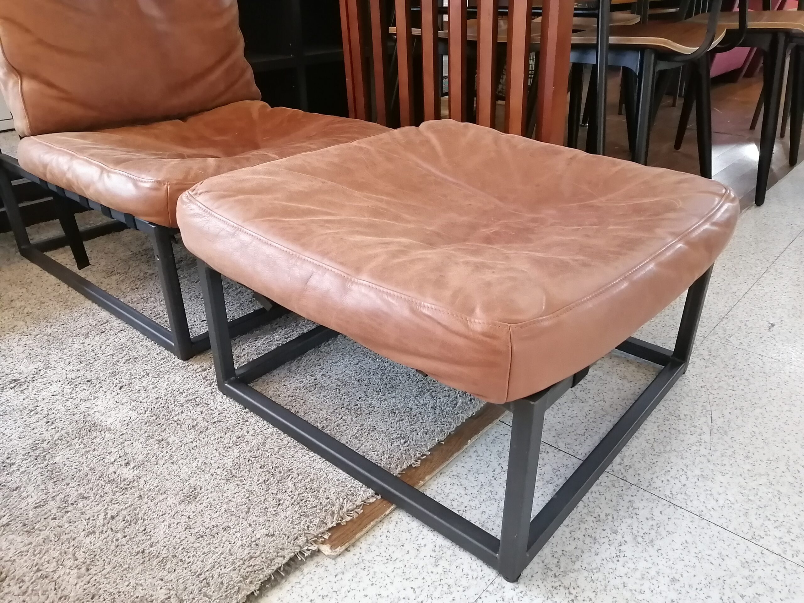 中古品】ACME Furniture パーソナルソファ+オットマン IRVIN
