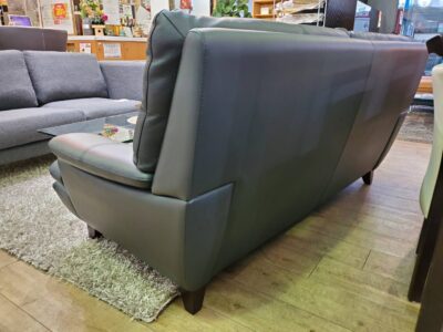 値下げ/IDC OTSUKA(大塚家具)のオースチン 総革張り3人掛けソファー！！厚革のクッションが座り心地のいいエレガントなトリプルソファーです♪ワイドなデザインが快適なリビング空間に。  - kokoelma -ココエルマ- 雑貨・中古家具・北欧家具・アンティーク家具の通販 