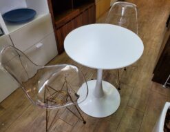 カフェテーブル　シェルチェア　丸テーブル　クリアカラー　エッフェルベース　ゴールド脚　リプロダクト品　ホワイトテーブル　円形テーブル　2人掛け　2人用　ダイニング　コーヒーテーブル　リサイクルショップ　再良市場　天白　名東　昭和　千種　瑞穂　緑　日進　豊明　東郷　おススメ　オススメ お洒落　オシャレ　中古